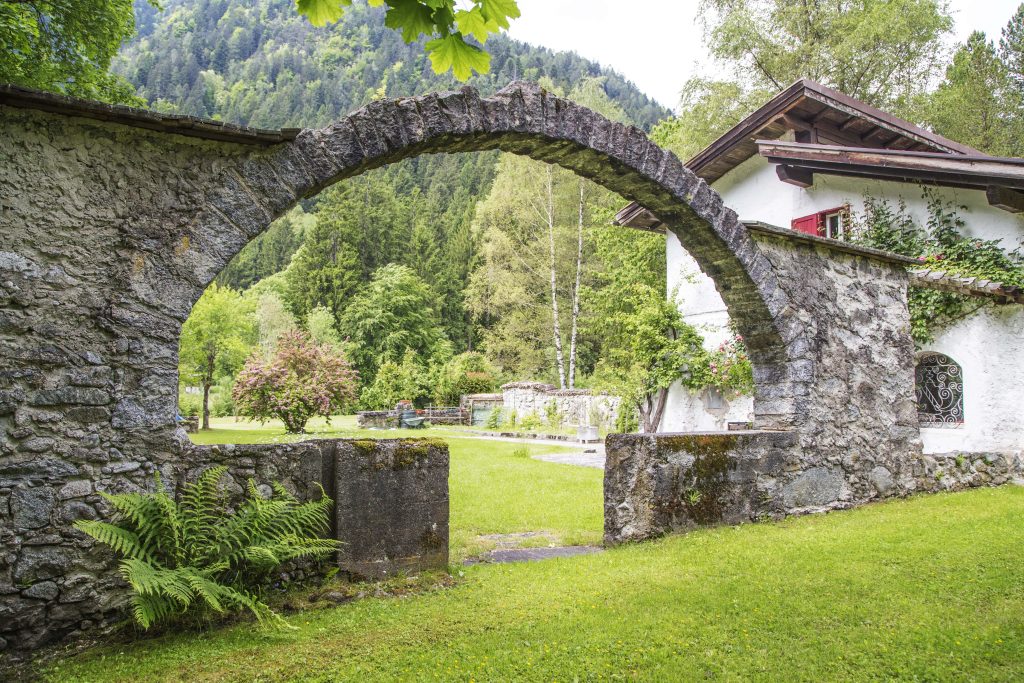 ingresso sotto arco